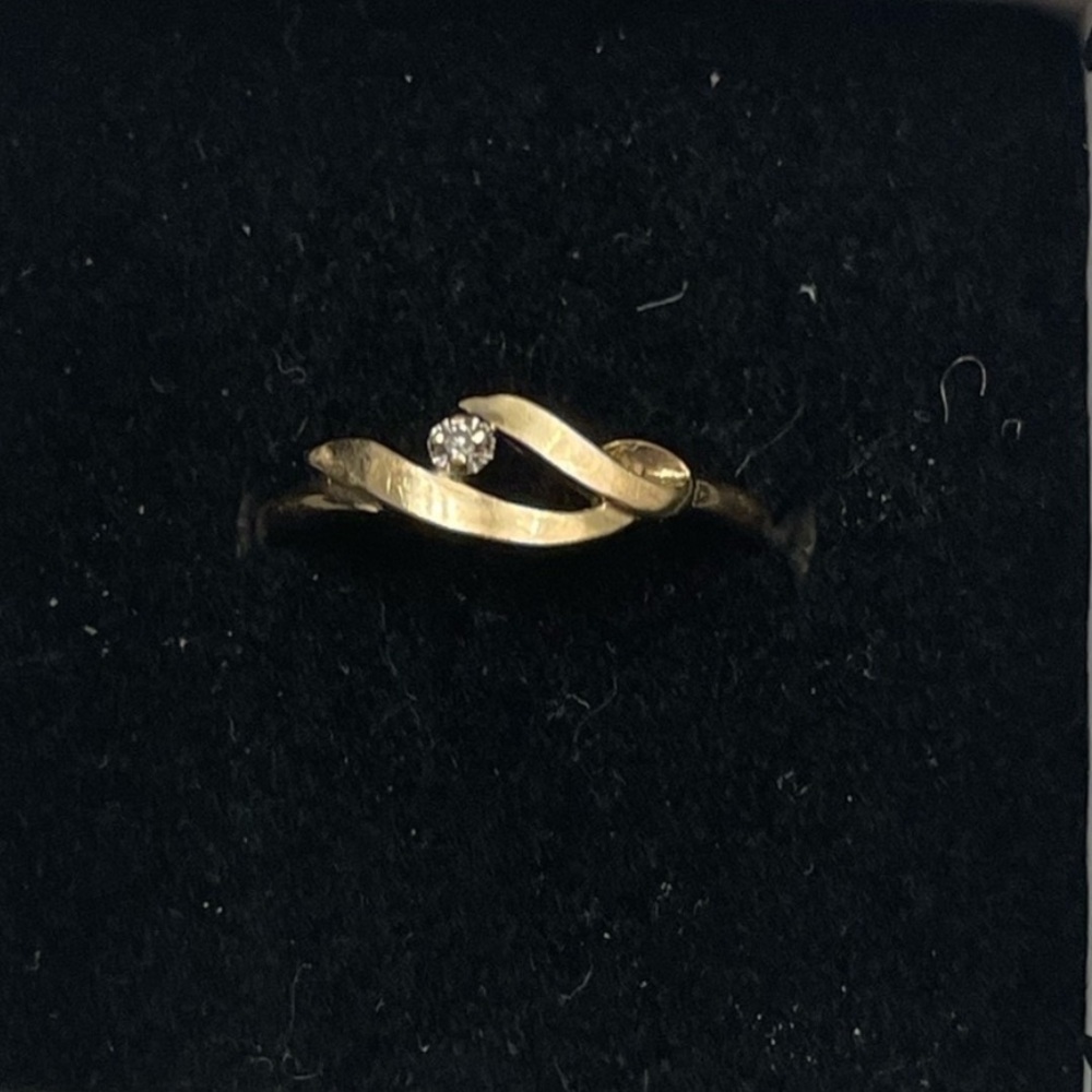 Delicate Gold Wave Ring with Single Sparkling Stone